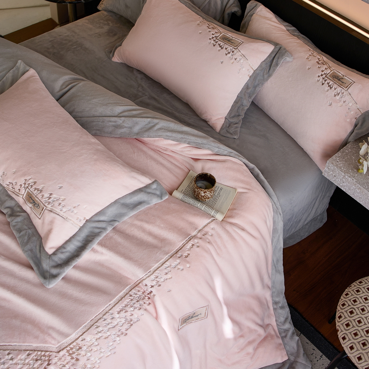 91家纺网 家纺一手货源 找家纺 蓝梦 2025新款270g全消光牛奶绒四件套-卡曼缪斯 卡曼缪斯-梦想粉