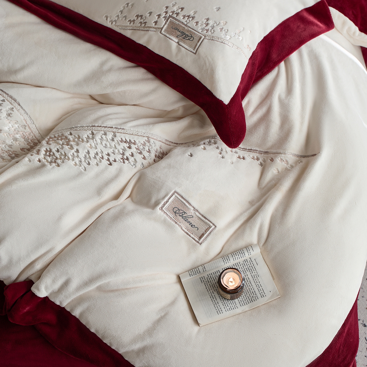 91家纺网 家纺一手货源 找家纺 蓝梦 2025新款270g全消光牛奶绒四件套-卡曼缪斯 卡曼缪斯-米杏+红