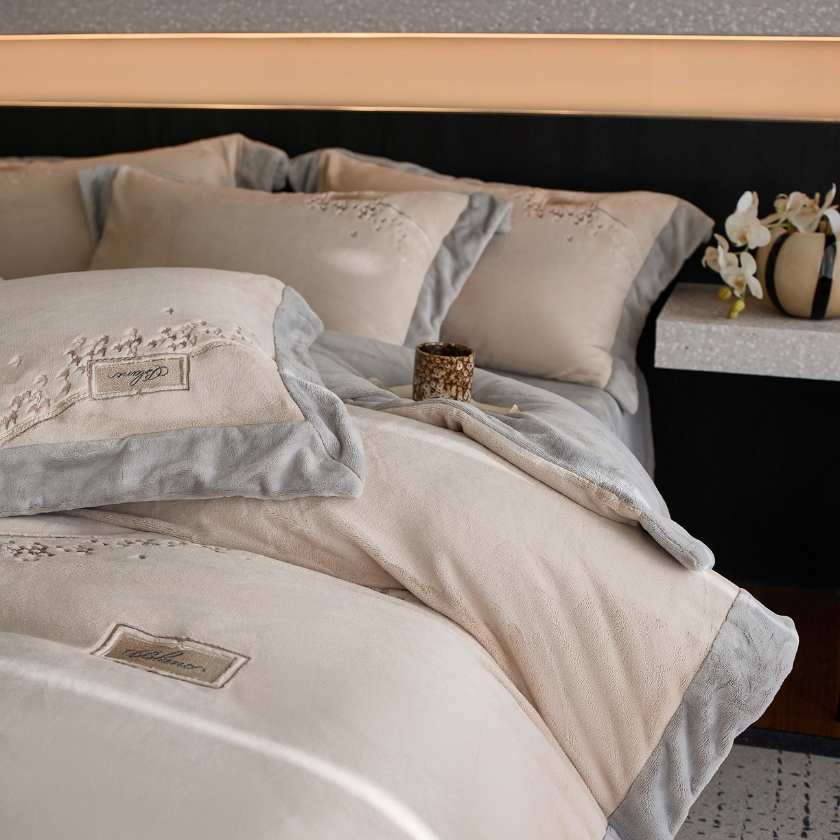 91家纺网 家纺一手货源 找家纺 蓝梦 2025新款270g全消光牛奶绒四件套-卡曼缪斯 卡曼缪斯-新米色