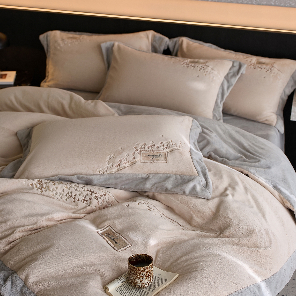 91家纺网 家纺一手货源 找家纺 蓝梦 2025新款270g全消光牛奶绒四件套-卡曼缪斯 卡曼缪斯-新米色