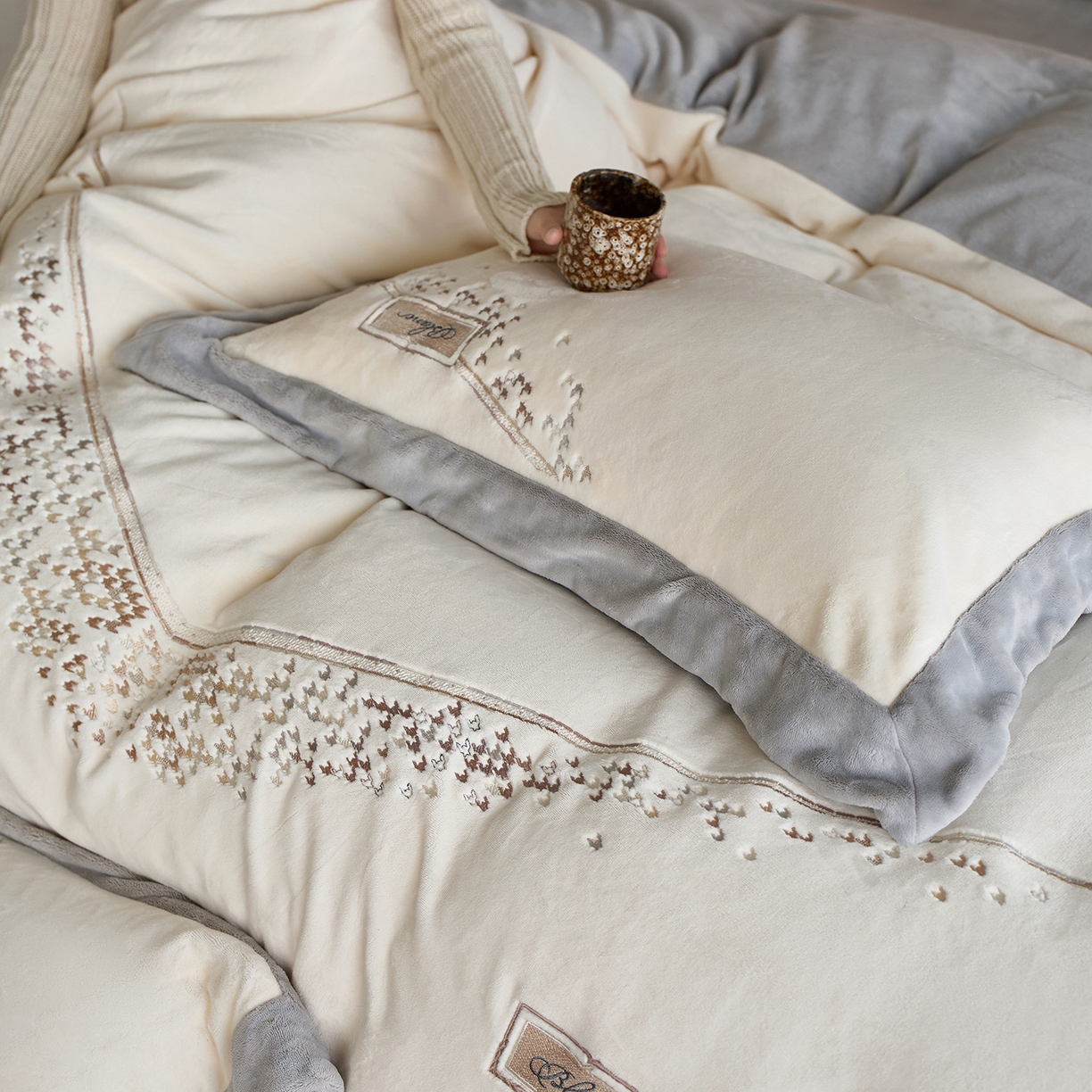 91家纺网 家纺一手货源 找家纺 蓝梦 2025新款270g全消光牛奶绒四件套-卡曼缪斯 卡曼缪斯-米杏