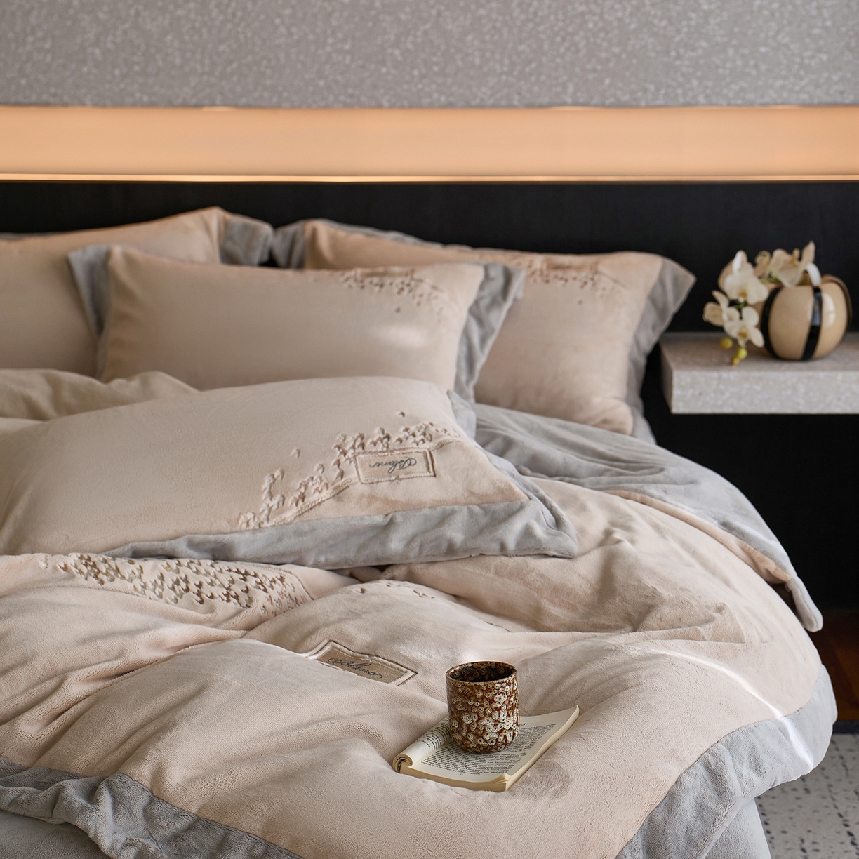 91家纺网 家纺一手货源 找家纺 蓝梦 2025新款270g全消光牛奶绒四件套-卡曼缪斯 卡曼缪斯-新米色