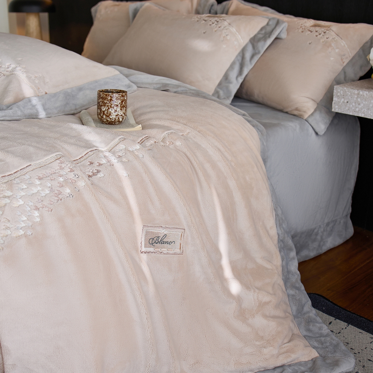 91家纺网 家纺一手货源 找家纺 蓝梦 2025新款270g全消光牛奶绒四件套-卡曼缪斯 卡曼缪斯-新米色