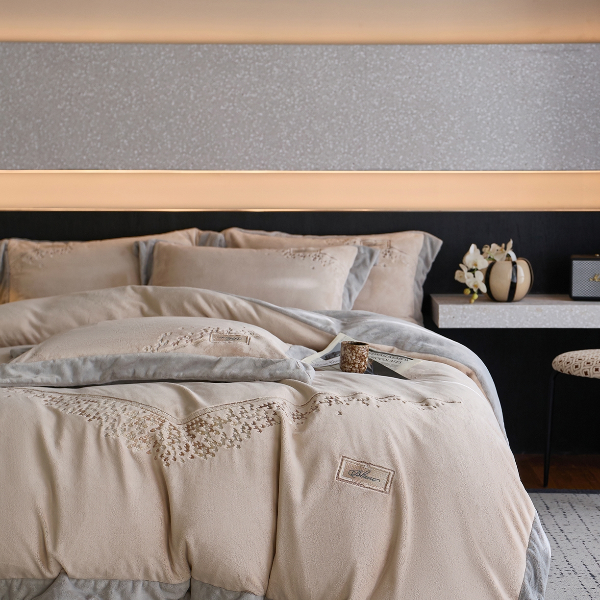 91家纺网 家纺一手货源 找家纺 蓝梦 2025新款270g全消光牛奶绒四件套-卡曼缪斯 卡曼缪斯-新米色