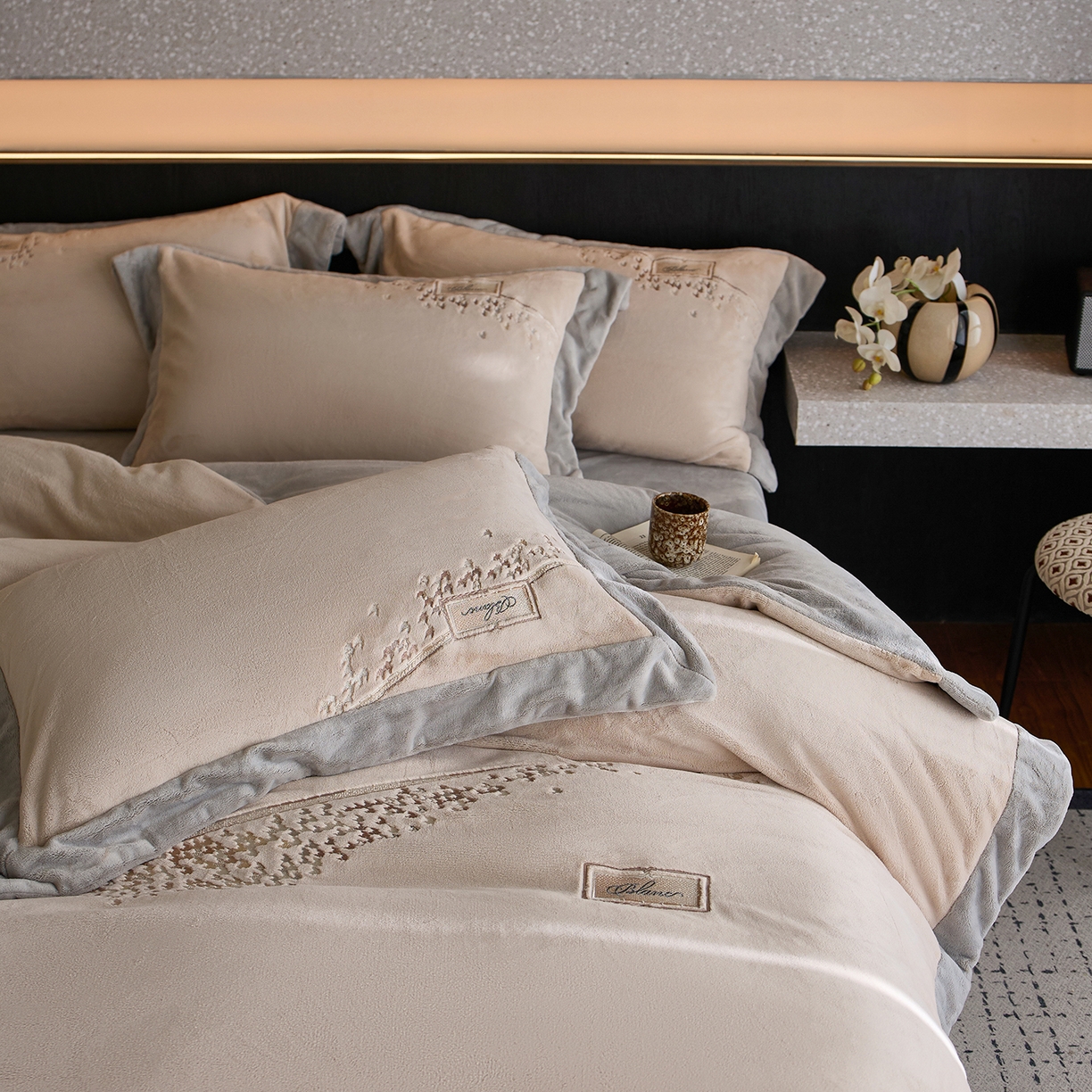 91家纺网 家纺一手货源 找家纺 蓝梦 2025新款270g全消光牛奶绒四件套-卡曼缪斯 卡曼缪斯-新米色