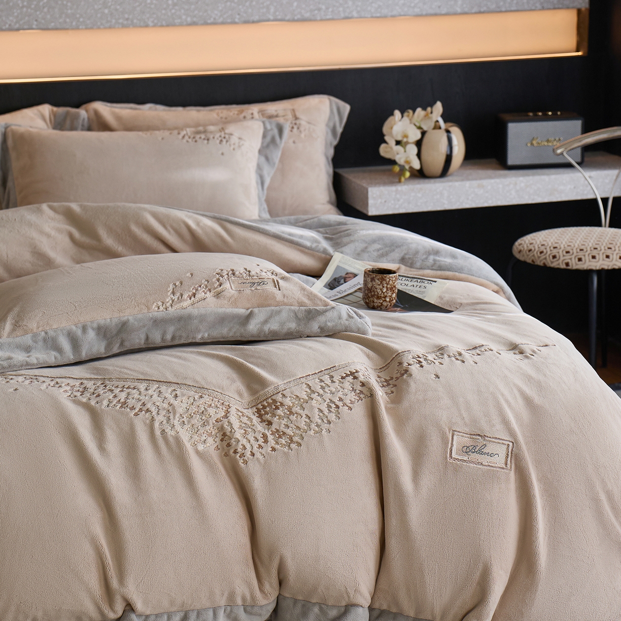 91家纺网 家纺一手货源 找家纺 蓝梦 2025新款270g全消光牛奶绒四件套-卡曼缪斯 卡曼缪斯-新米色