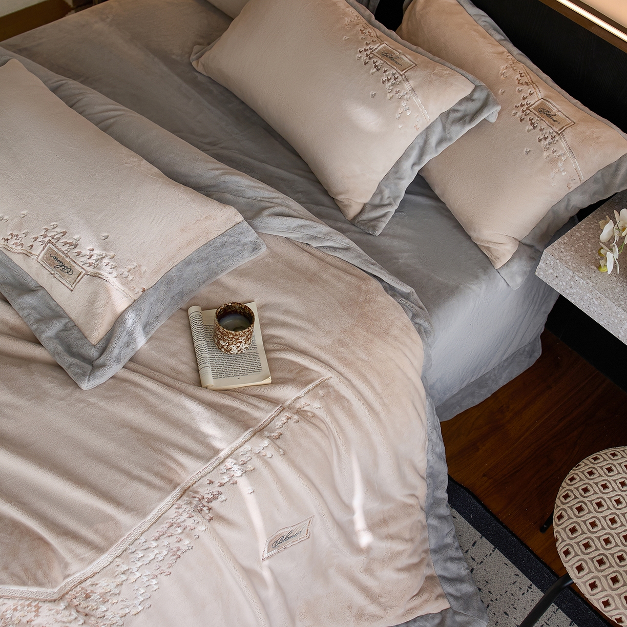 91家纺网 家纺一手货源 找家纺 蓝梦 2025新款270g全消光牛奶绒四件套-卡曼缪斯 卡曼缪斯-新米色