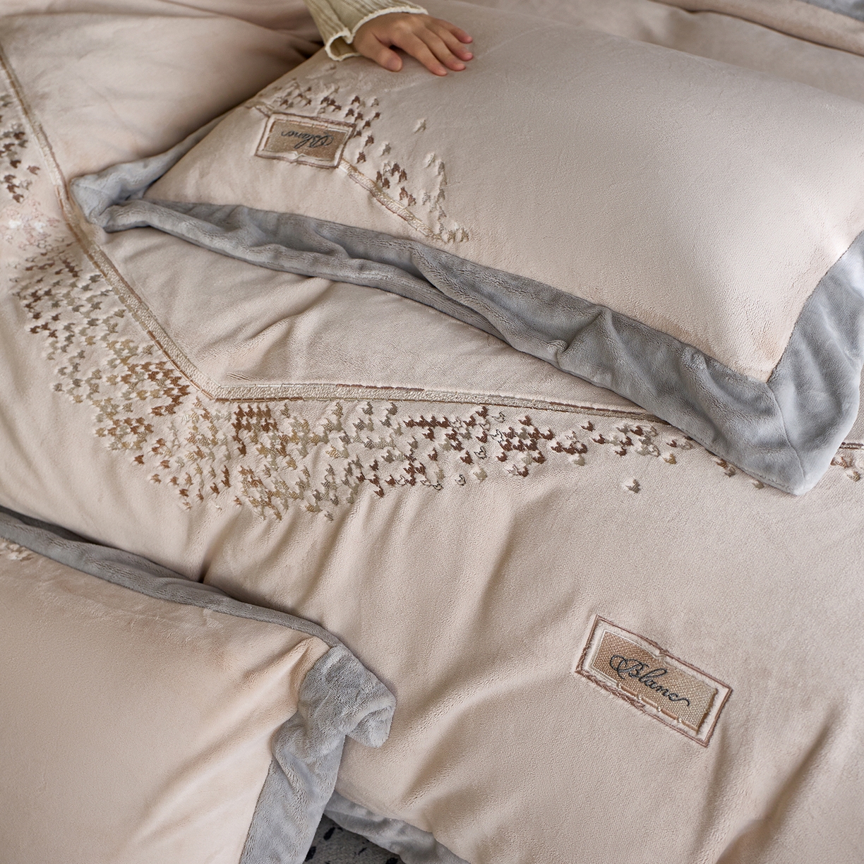 91家纺网 家纺一手货源 找家纺 蓝梦 2025新款270g全消光牛奶绒四件套-卡曼缪斯 卡曼缪斯-新米色