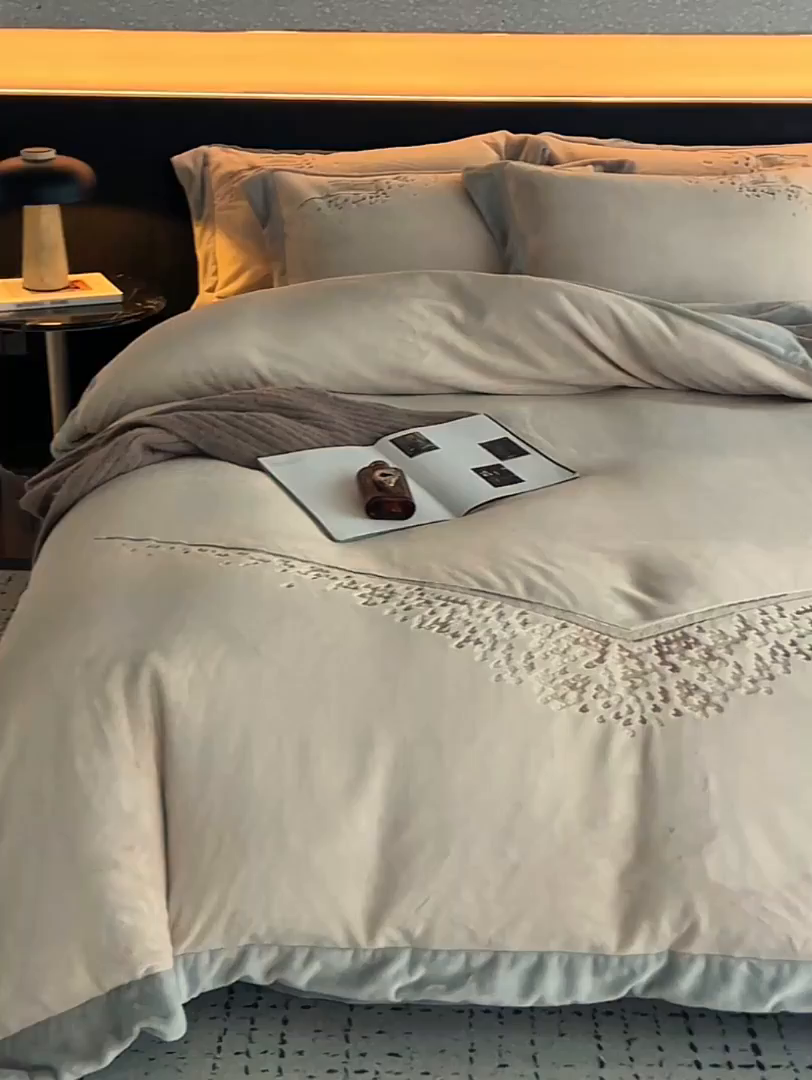 91家纺网 家纺一手货源 找家纺 蓝梦 2025新款270g全消光牛奶绒四件套-卡曼缪斯 卡曼缪斯-新米色