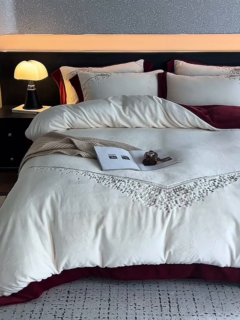 91家纺网 家纺一手货源 找家纺 蓝梦 2025新款270g全消光牛奶绒四件套-卡曼缪斯 卡曼缪斯-米杏+红