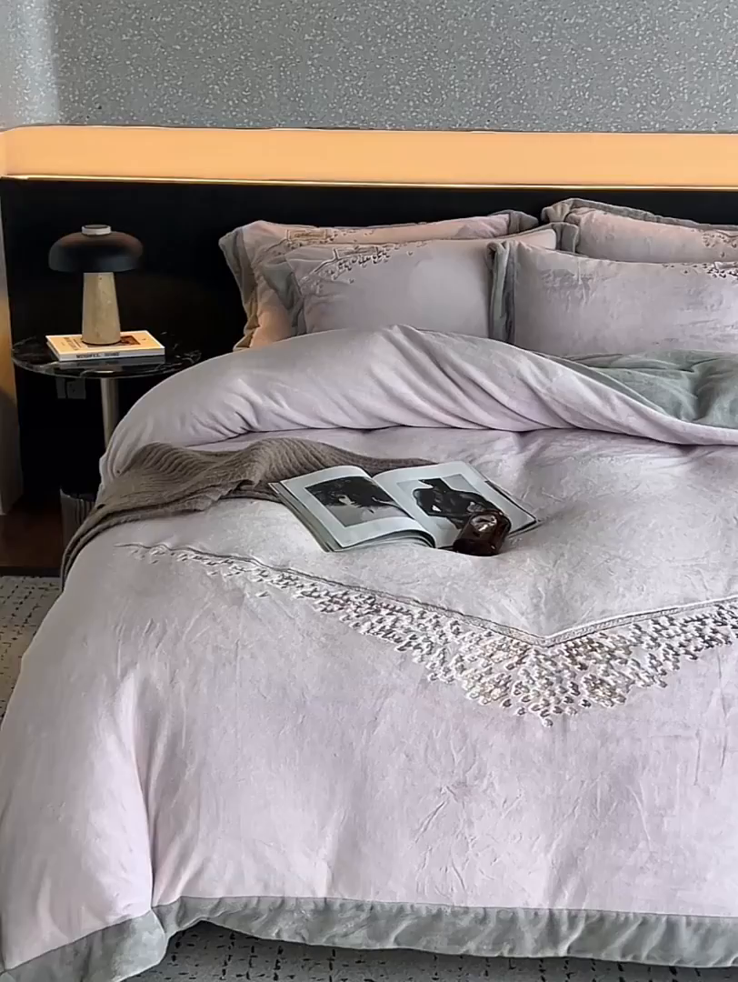 91家纺网 家纺一手货源 找家纺 蓝梦 2025新款270g全消光牛奶绒四件套-卡曼缪斯 卡曼缪斯-浅紫