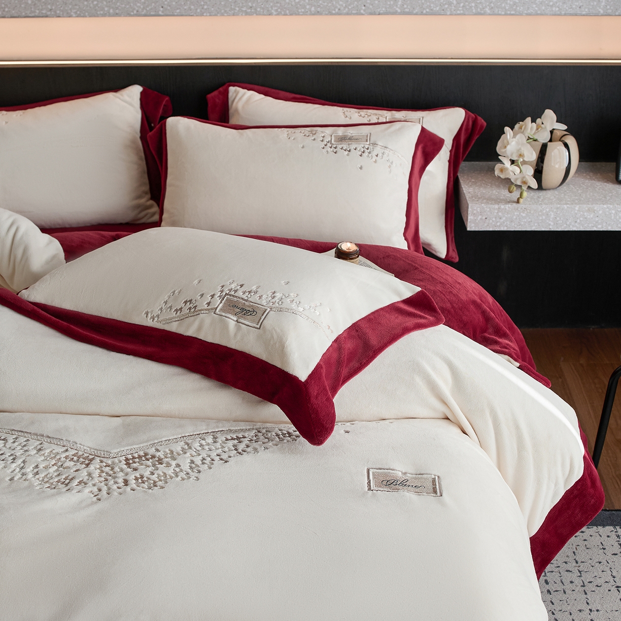 91家纺网 家纺一手货源 找家纺 蓝梦 2025新款270g全消光牛奶绒四件套-卡曼缪斯 卡曼缪斯-米杏+红