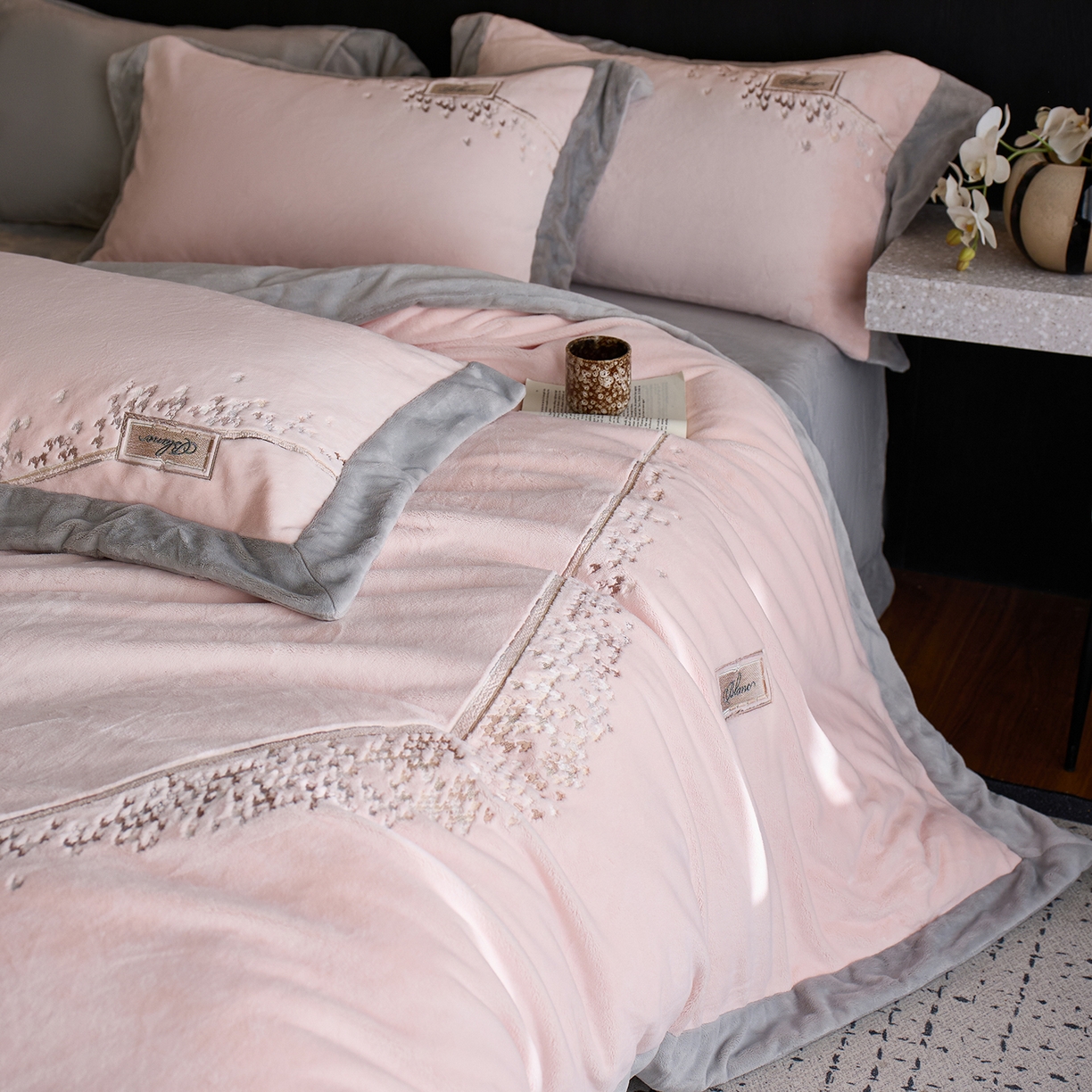 91家纺网 家纺一手货源 找家纺 （总）蓝梦 2025新款270g全消光牛奶绒四件套-卡曼缪斯