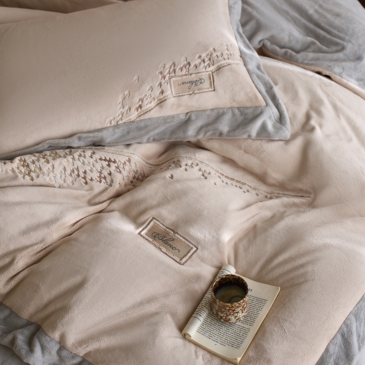 91家纺网 家纺一手货源 找家纺 蓝梦 2025新款270g全消光牛奶绒四件套-卡曼缪斯 卡曼缪斯-新米色