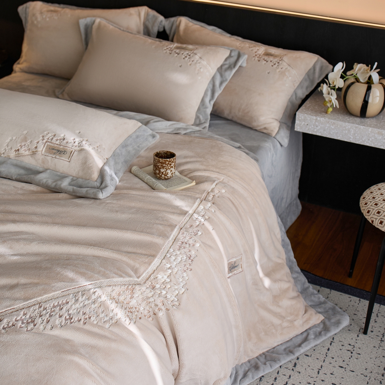 91家纺网 家纺一手货源 找家纺 蓝梦 2025新款270g全消光牛奶绒四件套-卡曼缪斯 卡曼缪斯-新米色