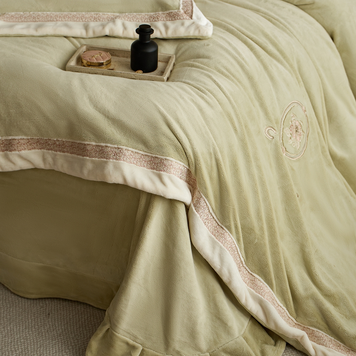 91家纺网 家纺一手货源 找家纺 蓝梦 2025新款270g全消光牛奶绒四件套-克莱尔 克莱尔-浅绿