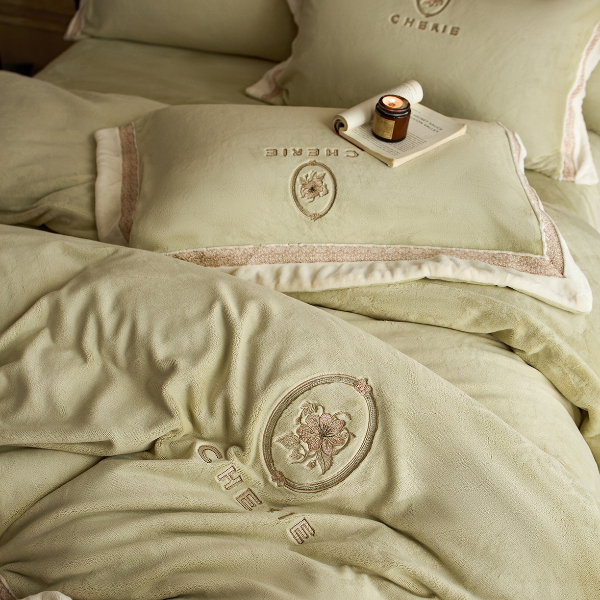 91家纺网 家纺一手货源 找家纺 蓝梦 2025新款270g全消光牛奶绒四件套-克莱尔 克莱尔-浅绿