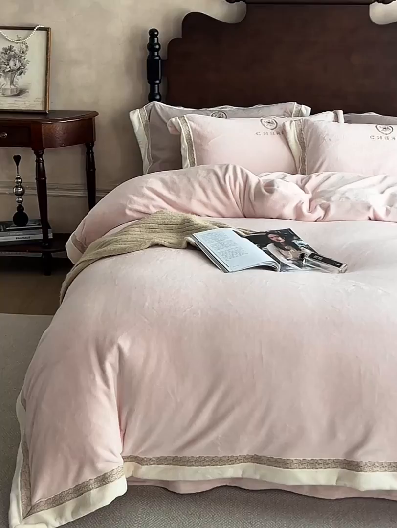 91家纺网 家纺一手货源 找家纺 蓝梦 2025新款270g全消光牛奶绒四件套-克莱尔 克莱尔-梦想粉