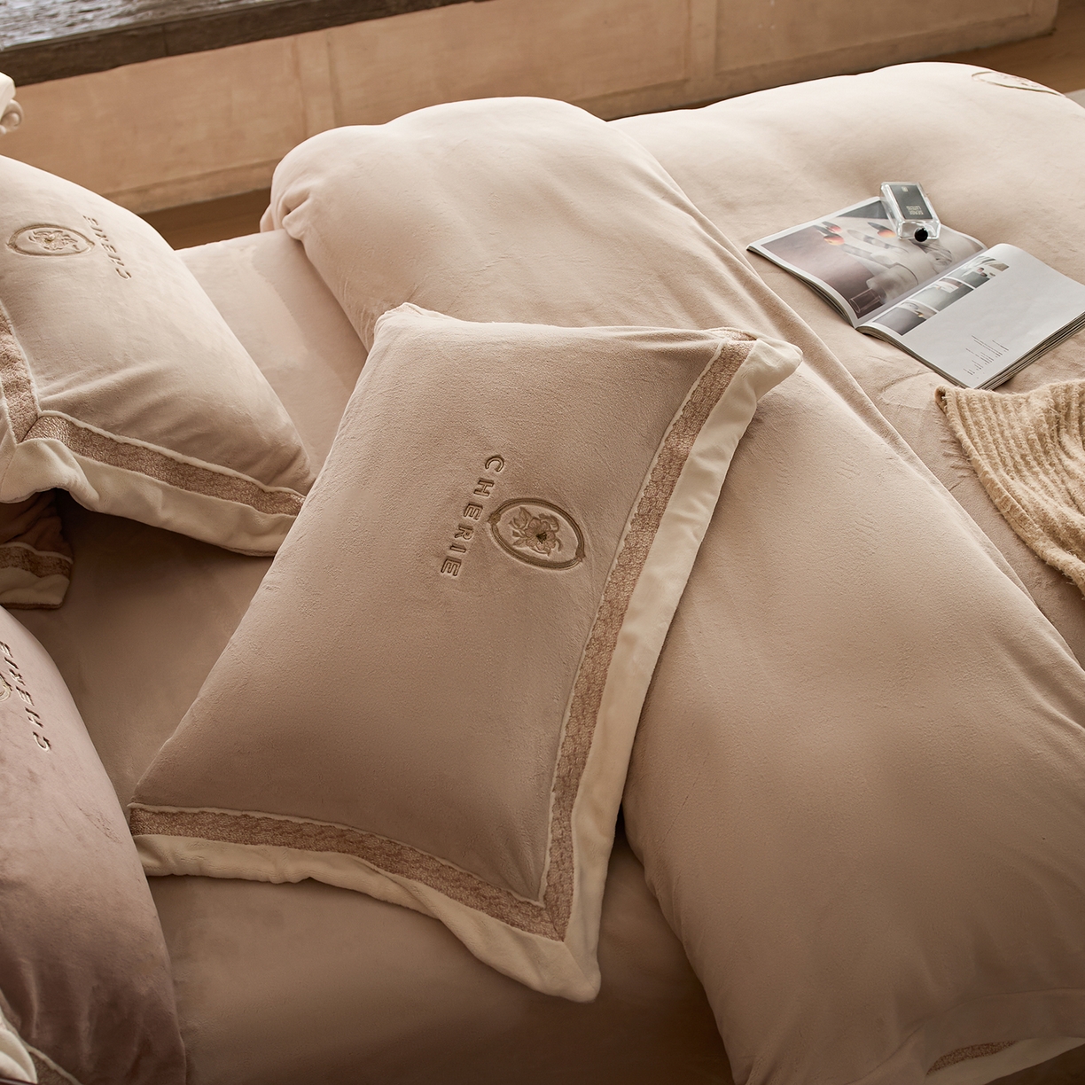 91家纺网 家纺一手货源 找家纺 蓝梦 2025新款270g全消光牛奶绒四件套-克莱尔 克莱尔-新米色