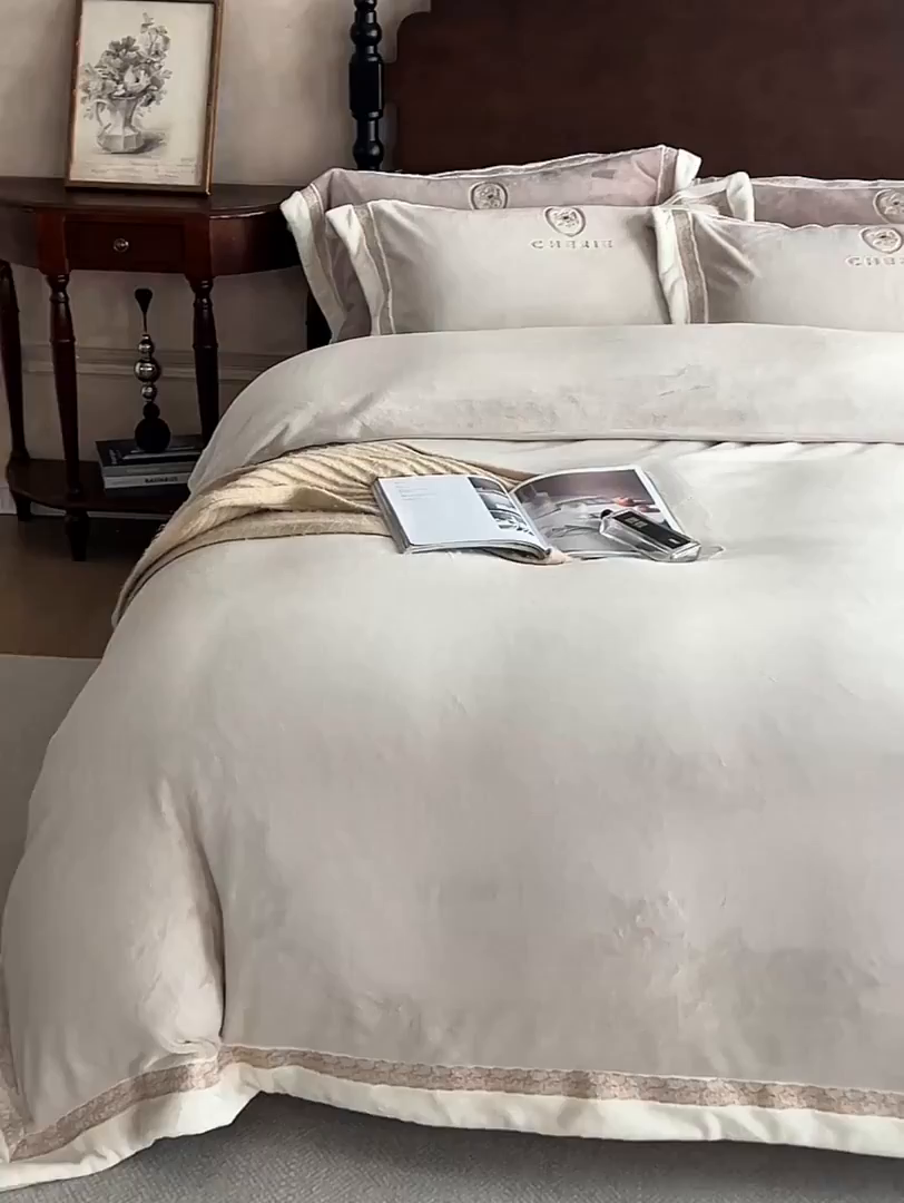 91家纺网 家纺一手货源 找家纺 蓝梦 2025新款270g全消光牛奶绒四件套-克莱尔 克莱尔-新米色