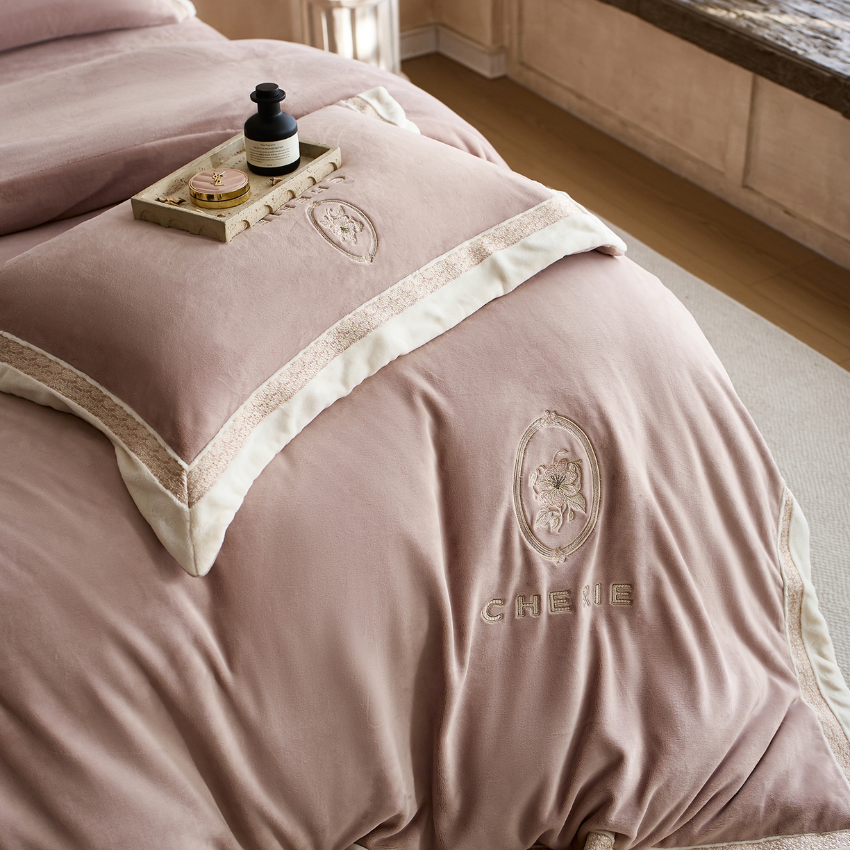 91家纺网 家纺一手货源 找家纺 蓝梦 2025新款270g全消光牛奶绒四件套-克莱尔 克莱尔-米咖