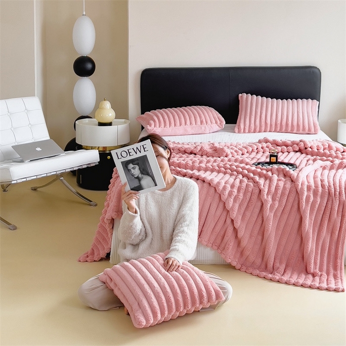 91家纺网 家纺一手货源 找家纺 （总）玖琳家纺 2025新款多功能抽条兔兔毛绒毯