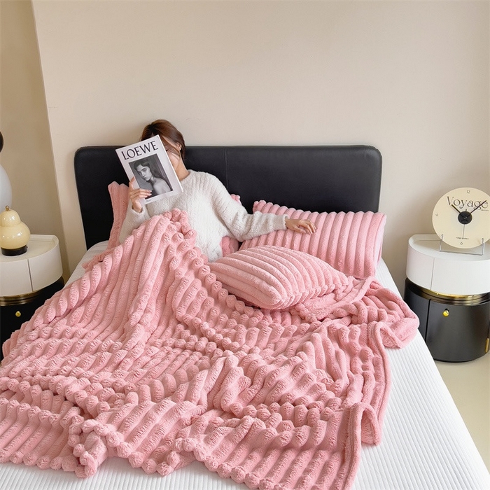 91家纺网 家纺一手货源 找家纺 （总）玖琳家纺 2025新款多功能抽条兔兔毛绒毯