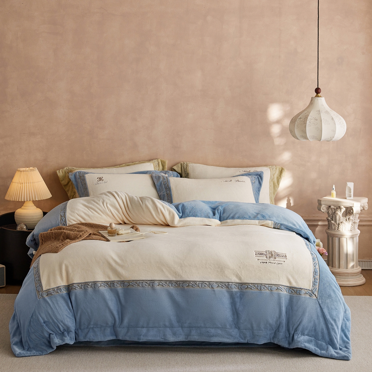 91家纺网 家纺一手货源 找家纺 蓝梦 2025新款亲肤舒适牛奶绒四件套-英兰小镇系列 英兰小镇-灰兰