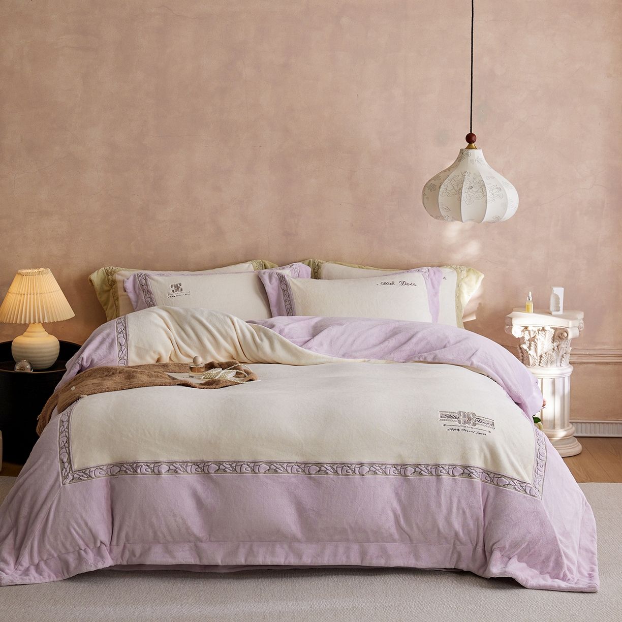 91家纺网 家纺一手货源 找家纺 蓝梦 2025新款亲肤舒适牛奶绒四件套-英兰小镇系列 英兰小镇-浅紫