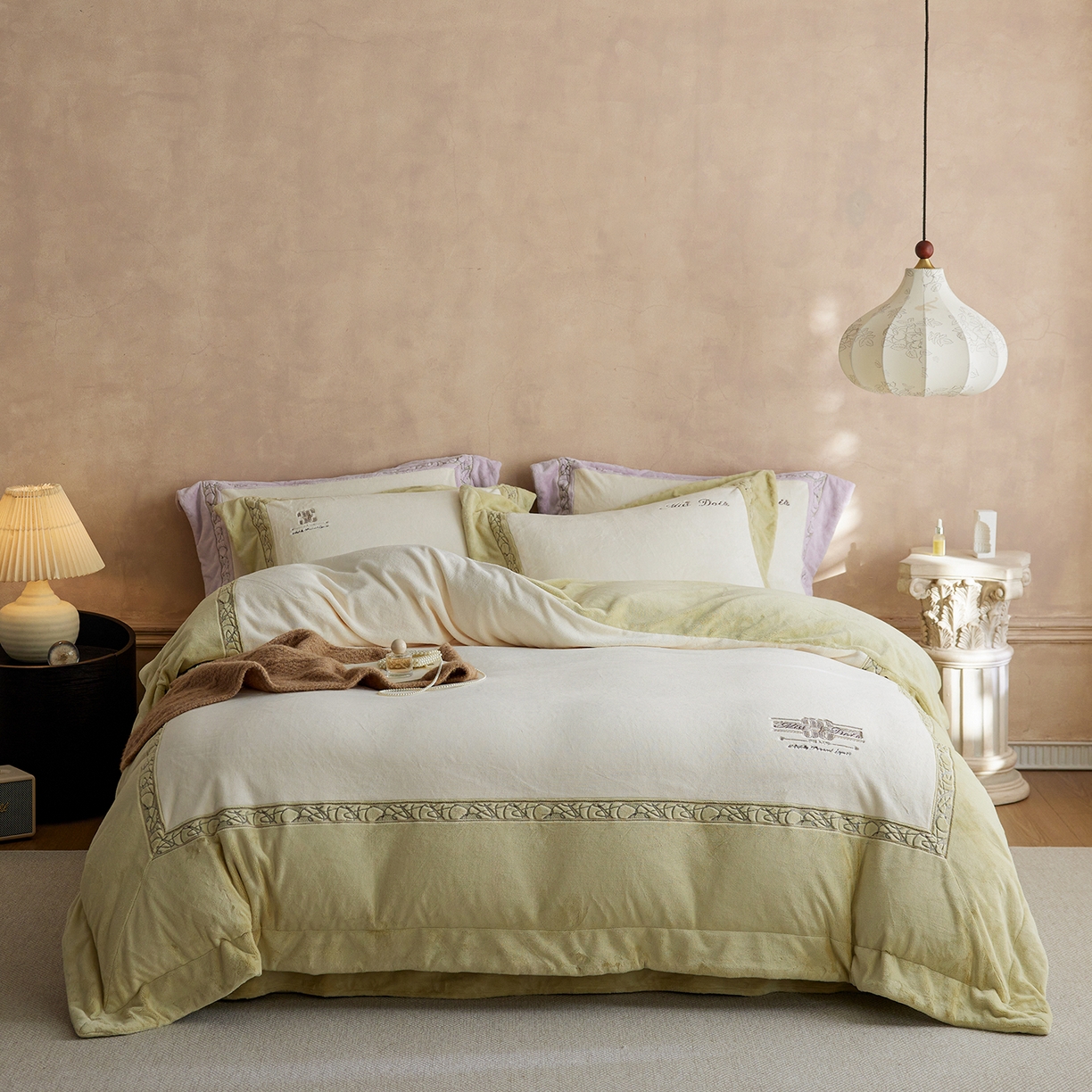 91家纺网 家纺一手货源 找家纺 蓝梦 2025新款亲肤舒适牛奶绒四件套-英兰小镇系列 英兰小镇-浅绿