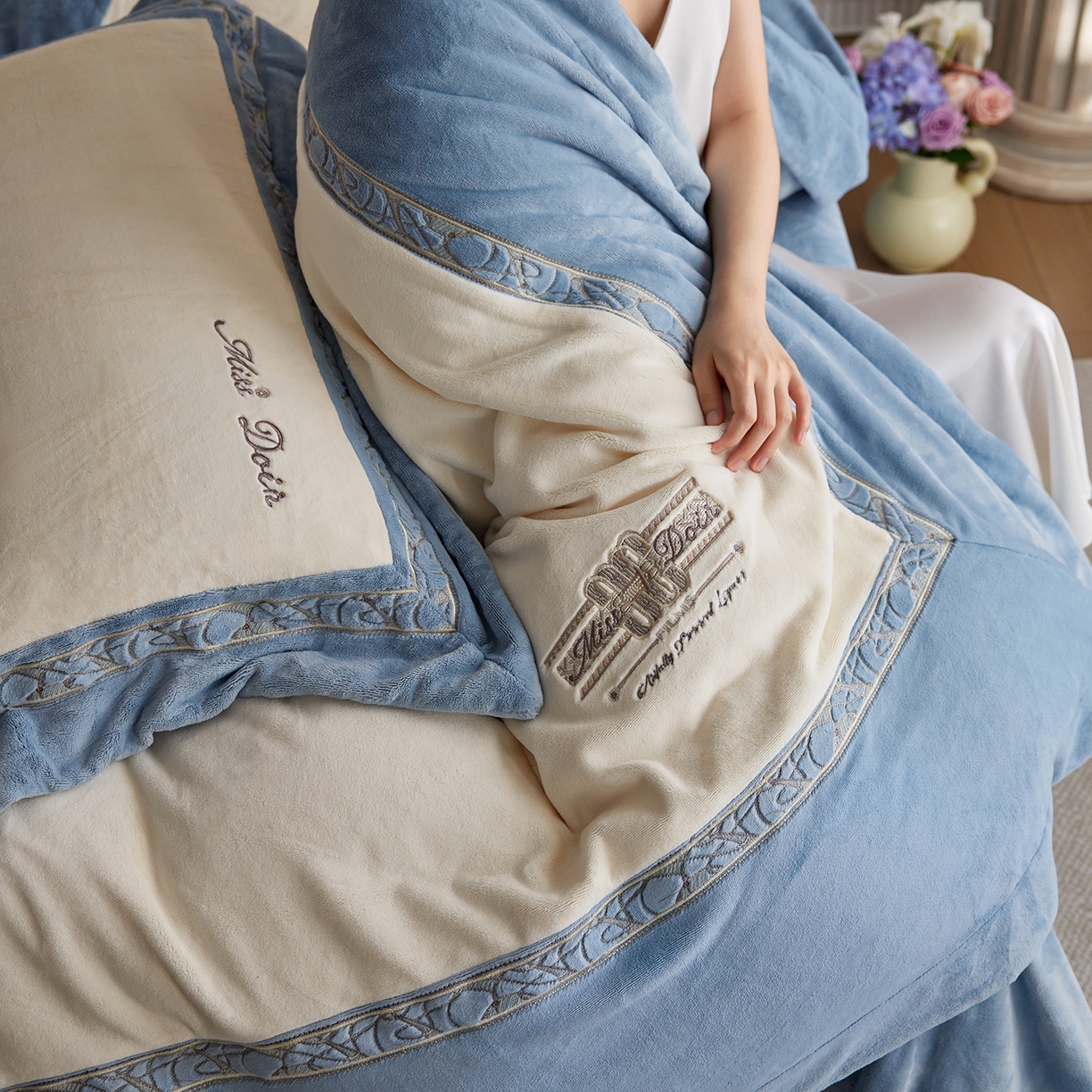 91家纺网 家纺一手货源 找家纺 （总）蓝梦 2025新款亲肤舒适牛奶绒四件套-英兰小镇系列