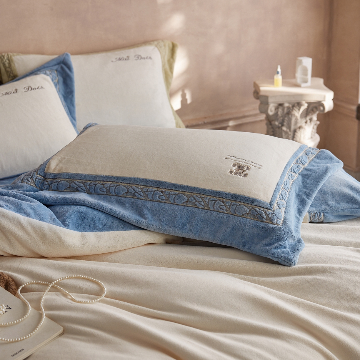 91家纺网 家纺一手货源 找家纺 （总）蓝梦 2025新款亲肤舒适牛奶绒四件套-英兰小镇系列