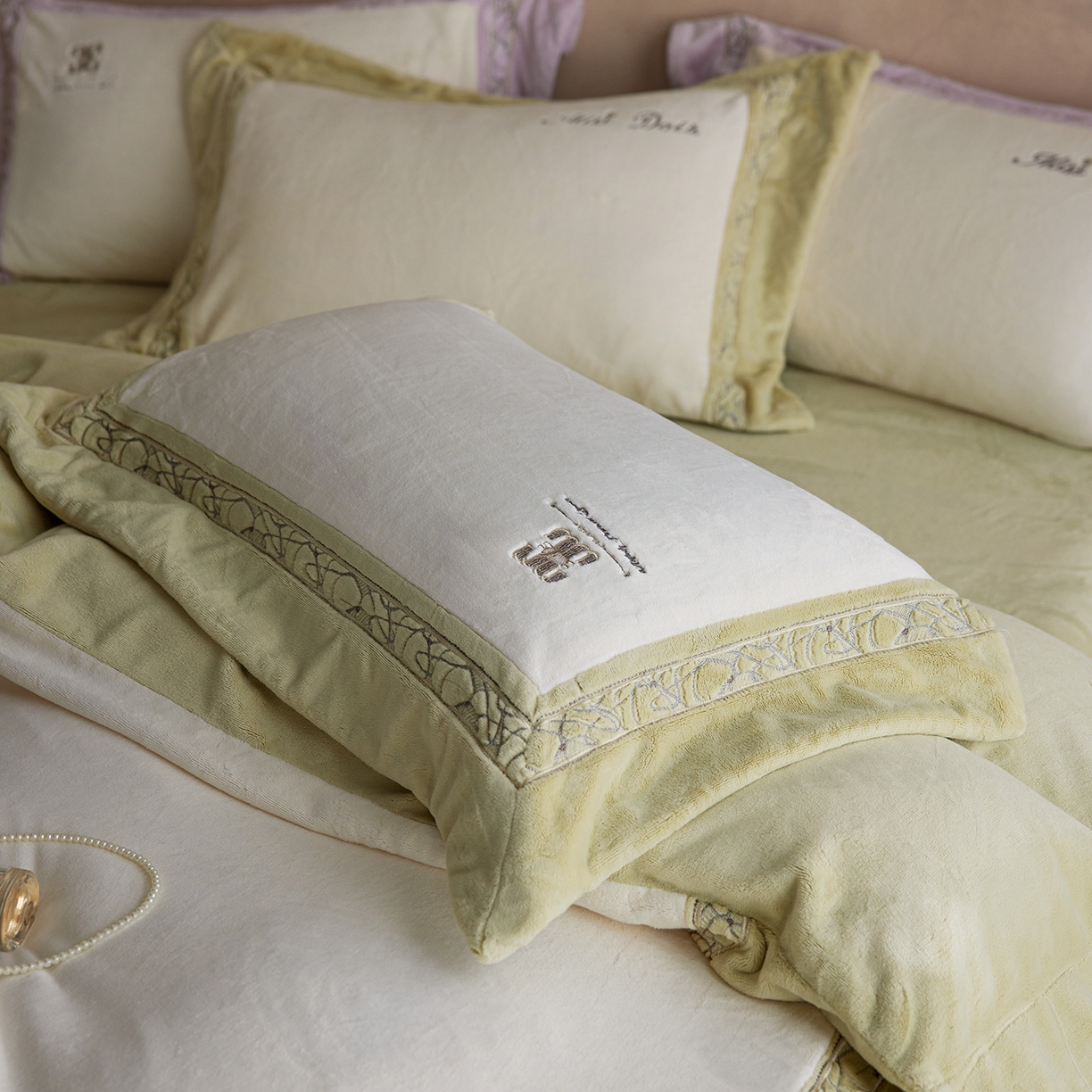 91家纺网 家纺一手货源 找家纺 蓝梦 2025新款亲肤舒适牛奶绒四件套-英兰小镇系列 英兰小镇-浅绿