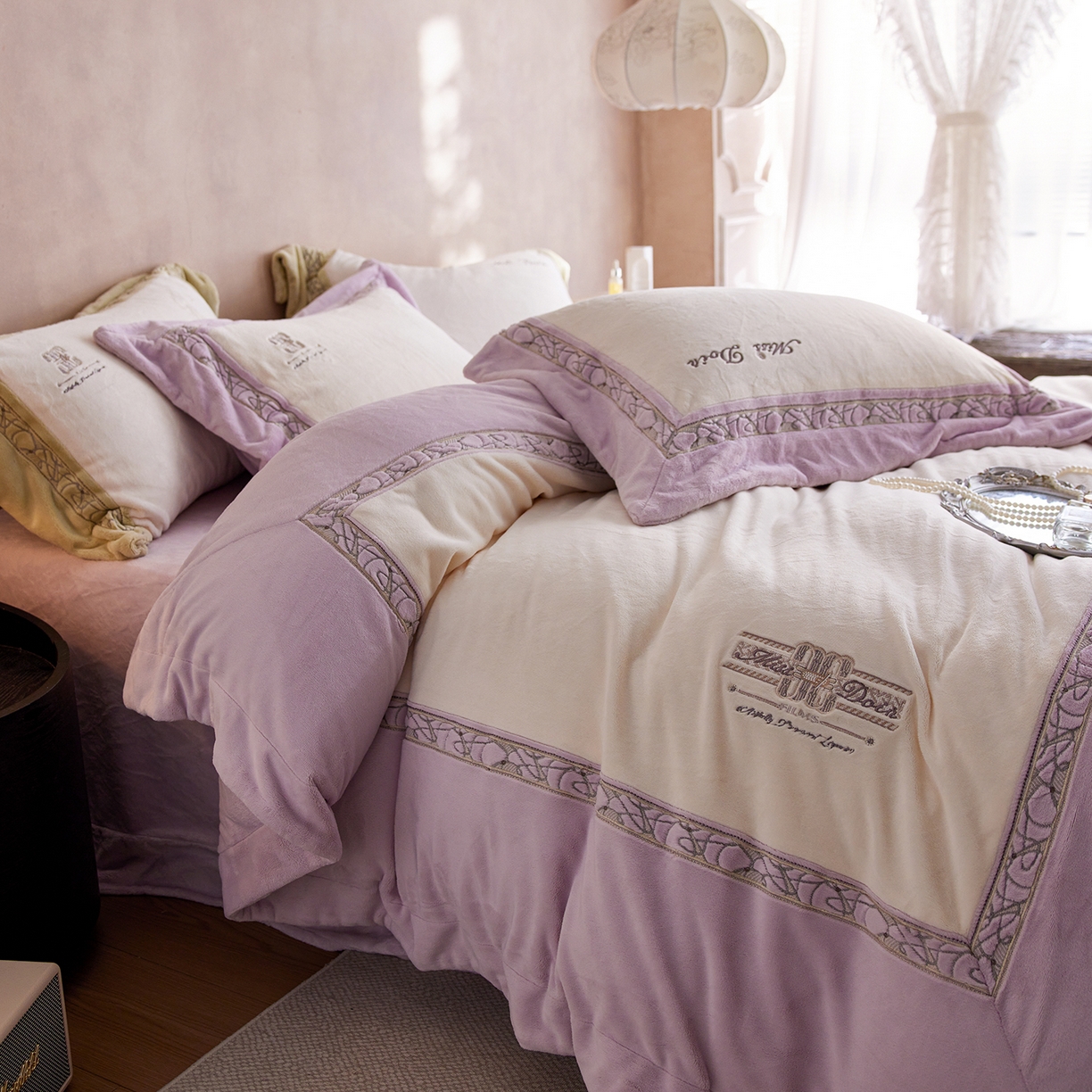 91家纺网 家纺一手货源 找家纺 蓝梦 2025新款亲肤舒适牛奶绒四件套-英兰小镇系列 英兰小镇-浅紫