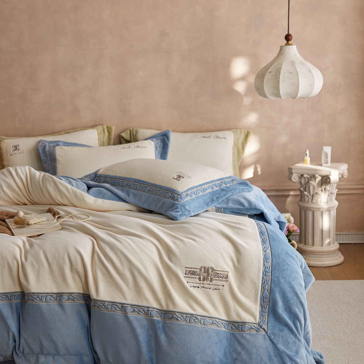 91家纺网 家纺一手货源 找家纺 （总）蓝梦 2025新款亲肤舒适牛奶绒四件套-英兰小镇系列