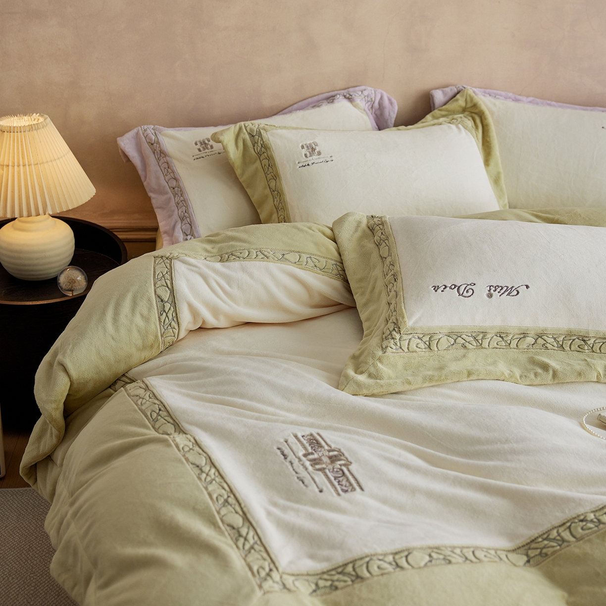 91家纺网 家纺一手货源 找家纺 蓝梦 2025新款亲肤舒适牛奶绒四件套-英兰小镇系列 英兰小镇-浅绿