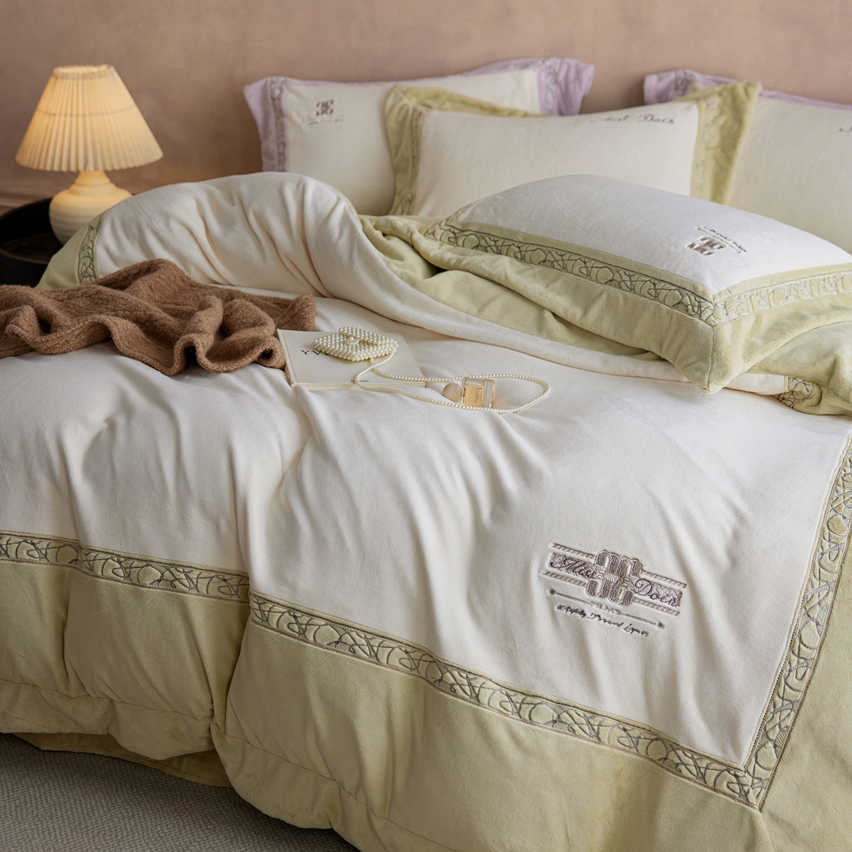 91家纺网 家纺一手货源 找家纺 蓝梦 2025新款亲肤舒适牛奶绒四件套-英兰小镇系列 英兰小镇-浅绿