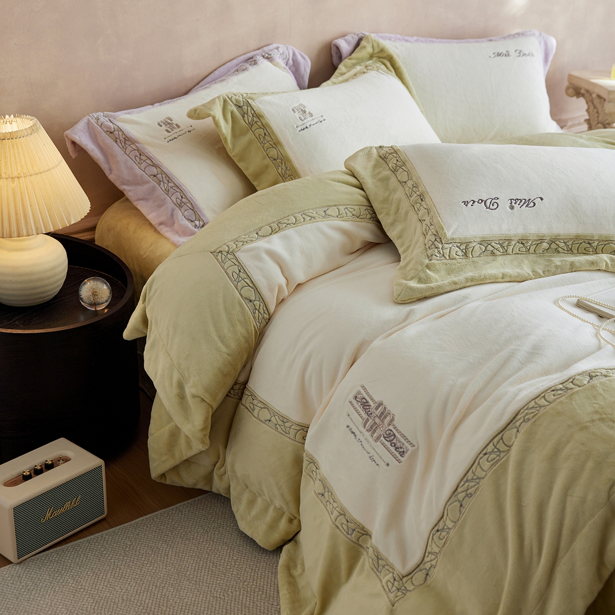 91家纺网 家纺一手货源 找家纺 蓝梦 2025新款亲肤舒适牛奶绒四件套-英兰小镇系列 英兰小镇-浅绿