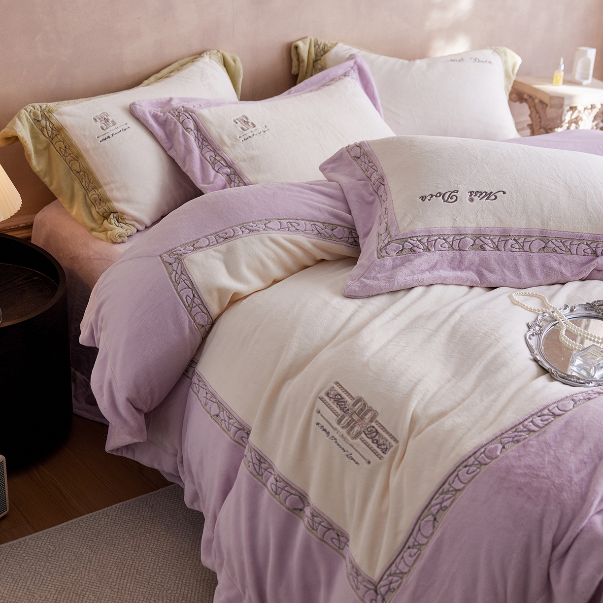 91家纺网 家纺一手货源 找家纺 蓝梦 2025新款亲肤舒适牛奶绒四件套-英兰小镇系列 英兰小镇-浅紫