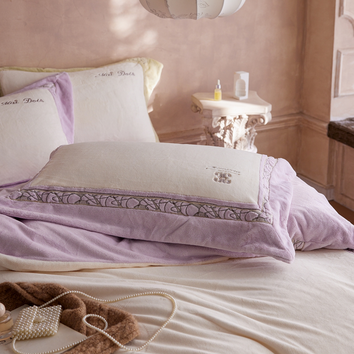 91家纺网 家纺一手货源 找家纺 蓝梦 2025新款亲肤舒适牛奶绒四件套-英兰小镇系列 英兰小镇-浅紫