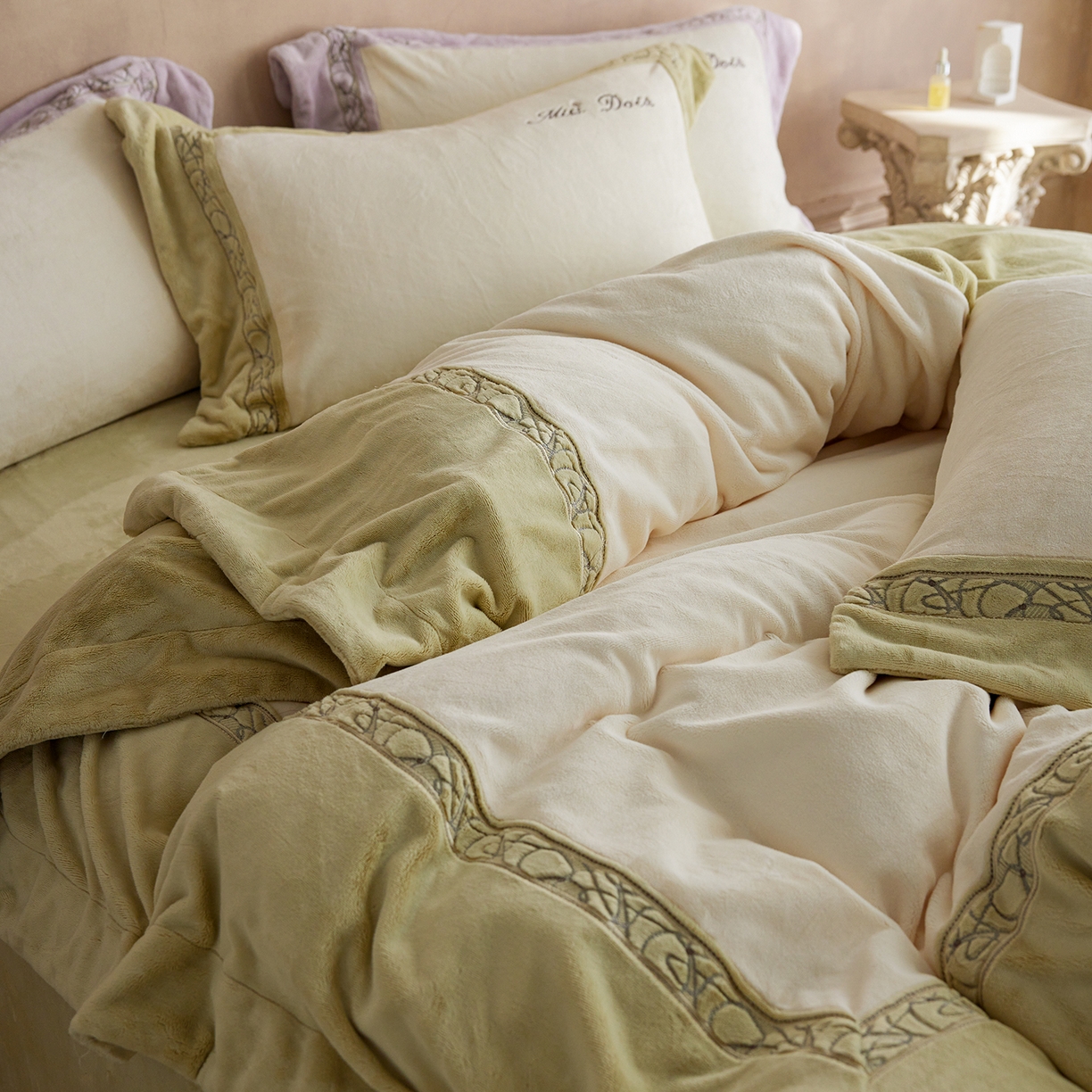 91家纺网 家纺一手货源 找家纺 蓝梦 2025新款亲肤舒适牛奶绒四件套-英兰小镇系列 英兰小镇-浅绿