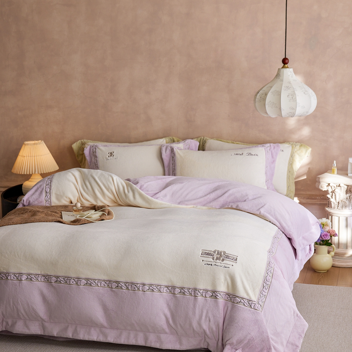 91家纺网 家纺一手货源 找家纺 蓝梦 2025新款亲肤舒适牛奶绒四件套-英兰小镇系列 英兰小镇-浅紫