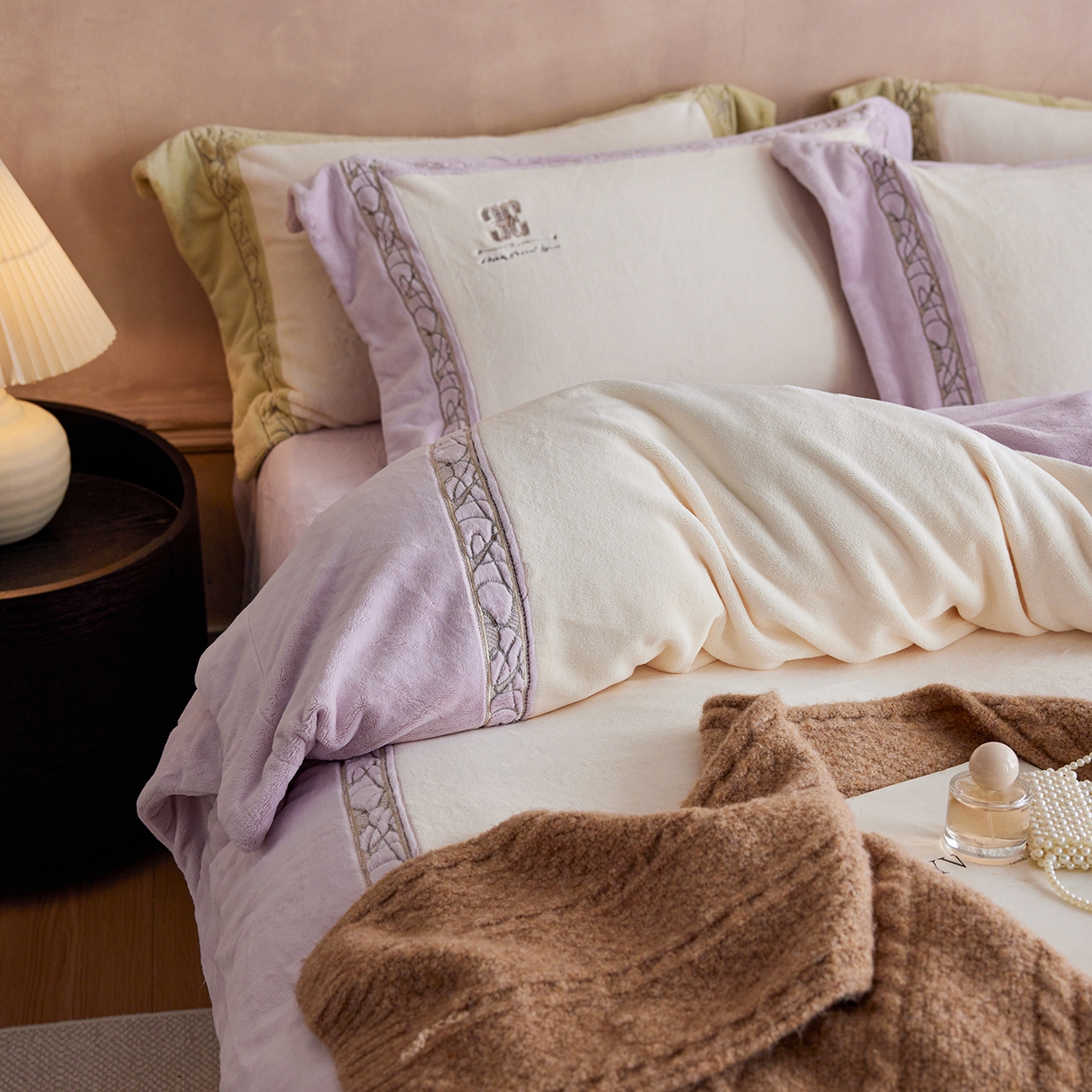 91家纺网 家纺一手货源 找家纺 蓝梦 2025新款亲肤舒适牛奶绒四件套-英兰小镇系列 英兰小镇-浅紫