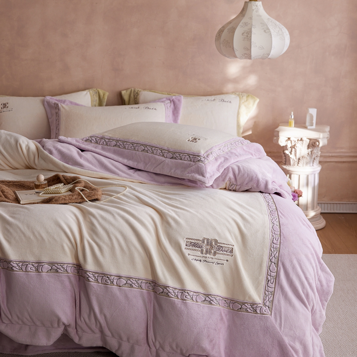 91家纺网 家纺一手货源 找家纺 蓝梦 2025新款亲肤舒适牛奶绒四件套-英兰小镇系列 英兰小镇-浅紫