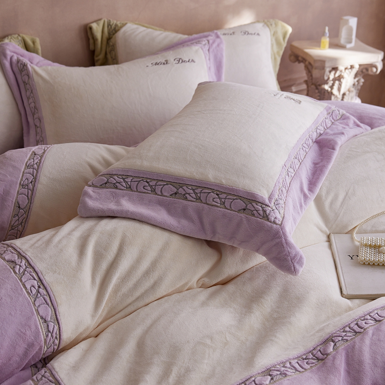 91家纺网 家纺一手货源 找家纺 蓝梦 2025新款亲肤舒适牛奶绒四件套-英兰小镇系列 英兰小镇-浅紫