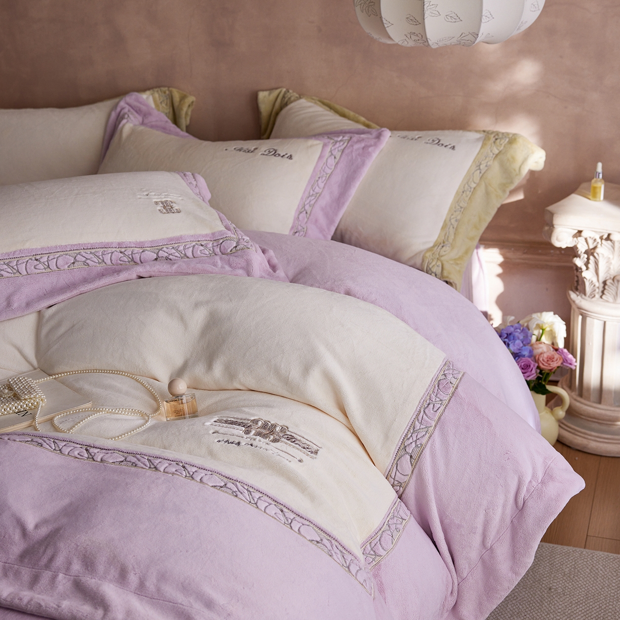 91家纺网 家纺一手货源 找家纺 蓝梦 2025新款亲肤舒适牛奶绒四件套-英兰小镇系列 英兰小镇-浅紫