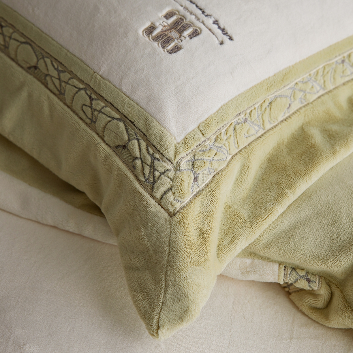 91家纺网 家纺一手货源 找家纺 蓝梦 2025新款亲肤舒适牛奶绒四件套-英兰小镇系列 英兰小镇-浅绿