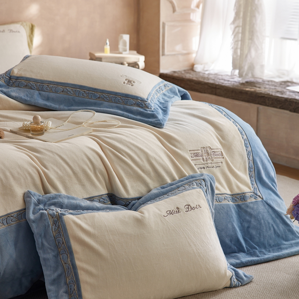 91家纺网 家纺一手货源 找家纺 蓝梦 2025新款亲肤舒适牛奶绒四件套-英兰小镇系列 英兰小镇-灰兰