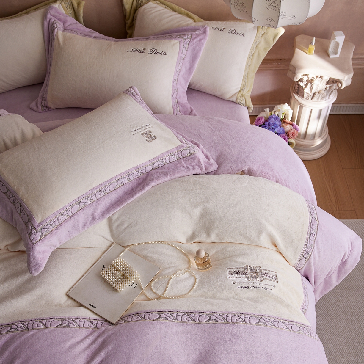 91家纺网 家纺一手货源 找家纺 蓝梦 2025新款亲肤舒适牛奶绒四件套-英兰小镇系列 英兰小镇-浅紫