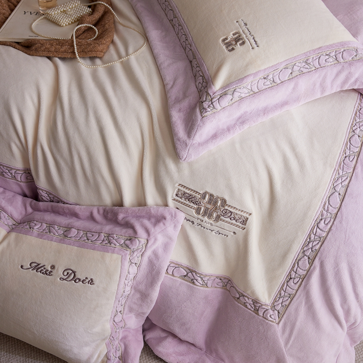 91家纺网 家纺一手货源 找家纺 蓝梦 2025新款亲肤舒适牛奶绒四件套-英兰小镇系列 英兰小镇-浅紫